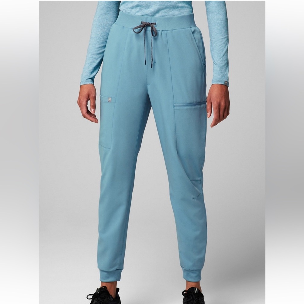 Fabletics Scrub Set Cloud - image 3